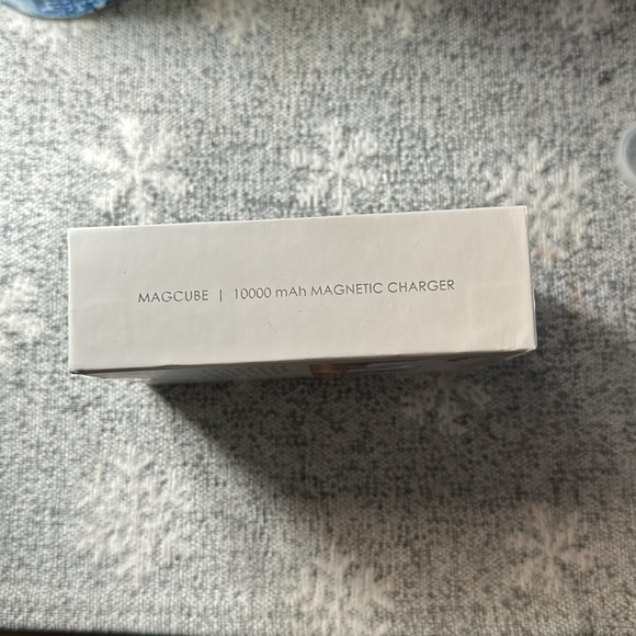 MagCube - 10,000 mAh Charger w/ Magnetic Snap on Function - Wireless Charger - Picture 4 of 4